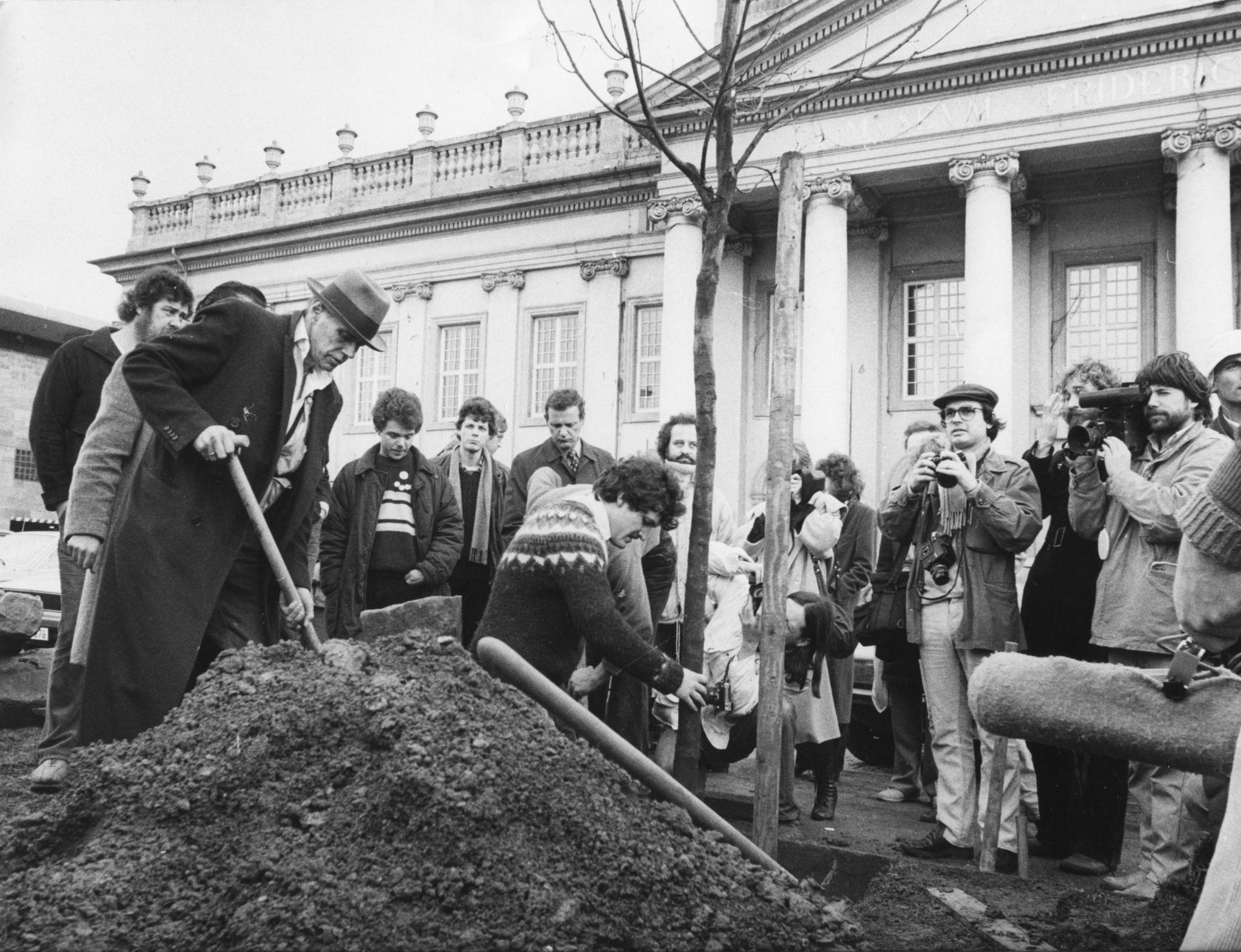 Kassel in front of the Fridercianum, 1982 Beuys plants the 1st oak tree