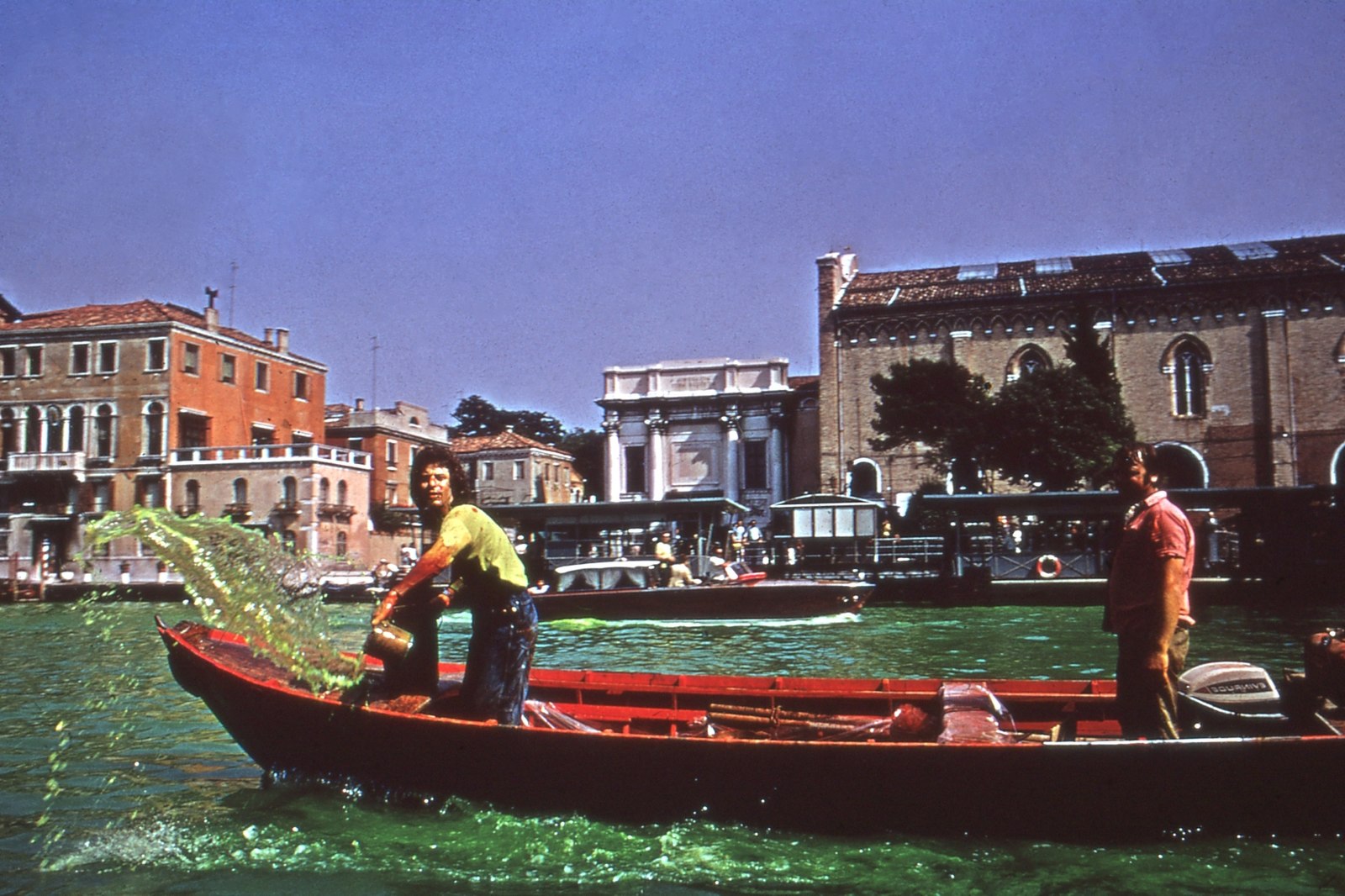 Nicolás García Uriburu coloreando el canal de Venecia. 1968.